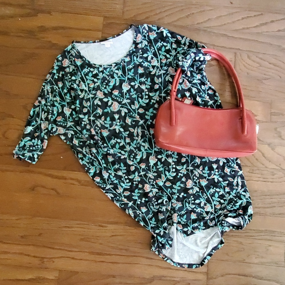 **Donated** LulaRoe 3/4 length shirt